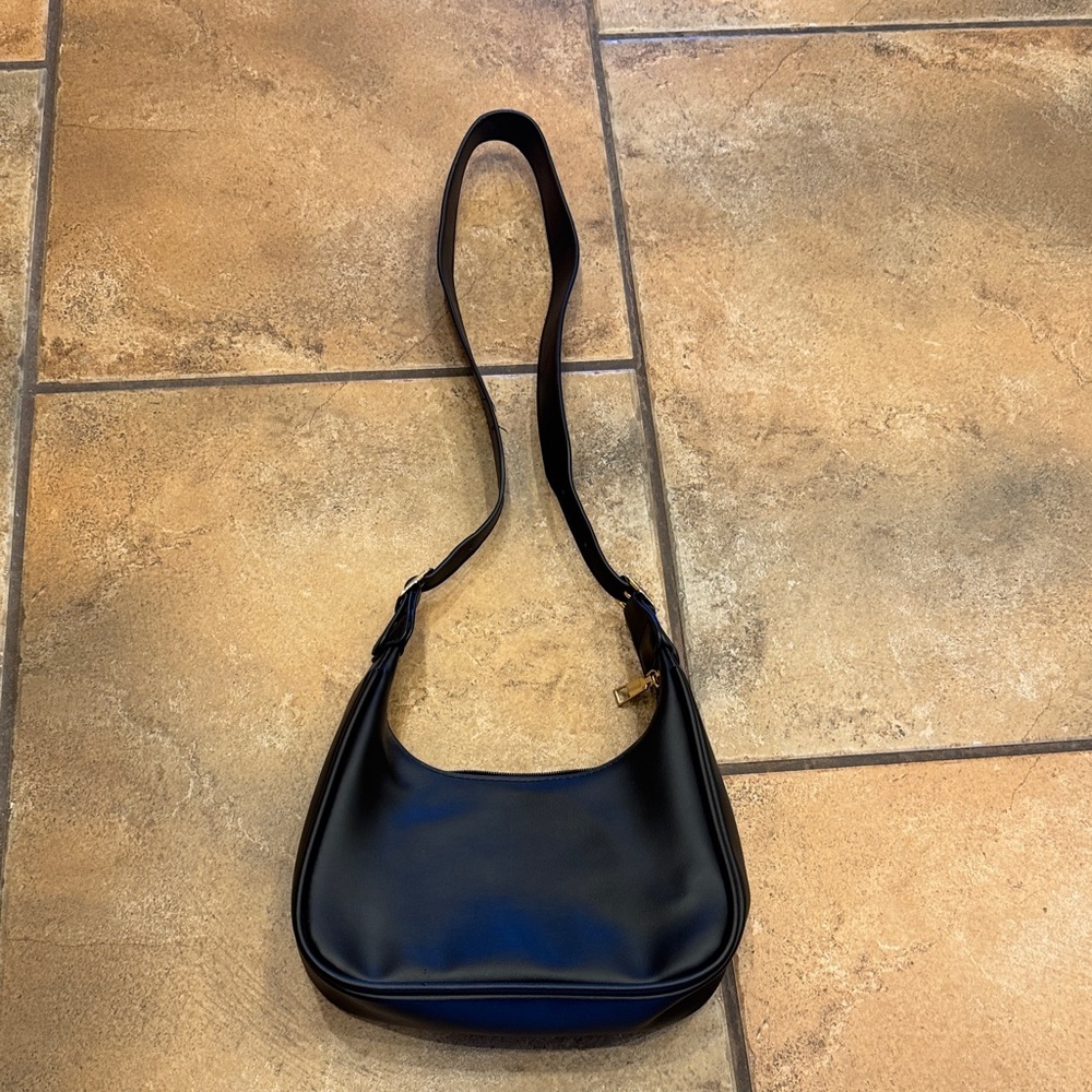 Source Unknown Sleek Black Shoulder Bag